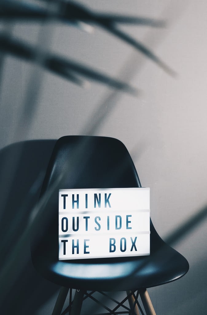 Eames Chair und Schild "Think Outside the Box."